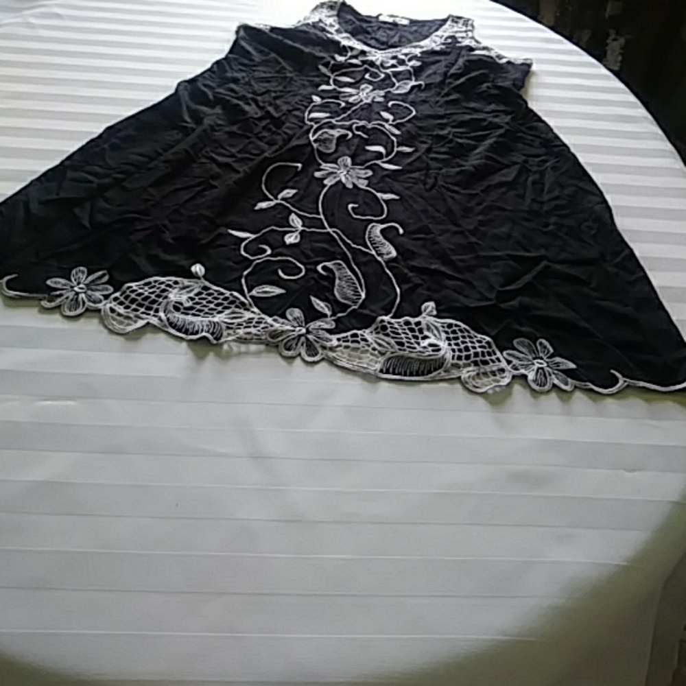 Dress with lace and embroidered on the front